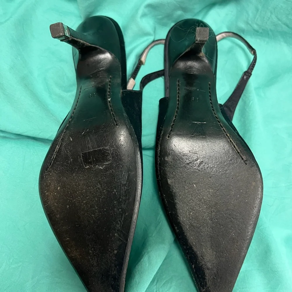 Black Louis Vuitton heels. Never worn by me, too small for 39. Fits like 38 (8). - Picture 3 of 5